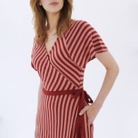 FINSIDE - MAJA - DAMEN WICKELKLEID AUS GESTREIFTEM BAMBUSJERSEY FINSIDE - MAJA - DAMEN WICKELKLEID AUS GESTREIFTEM BAMBUSJERSEY